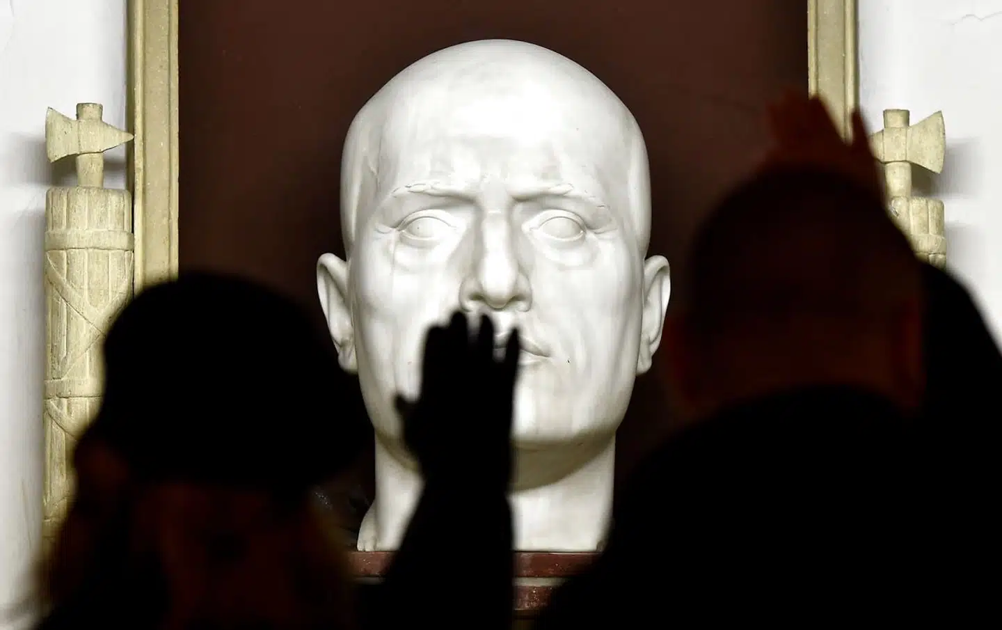 Højreradikale »heiler« foran Benito Mussolinis grav i den norditalienske by Predappio. Giorgia Melonis parti Fratelli d'Italia er den direkte arvtager til Movimento Sociale Italiano, der blev stiftet af nostalgiske postfascister efter Anden Verdenskrig.