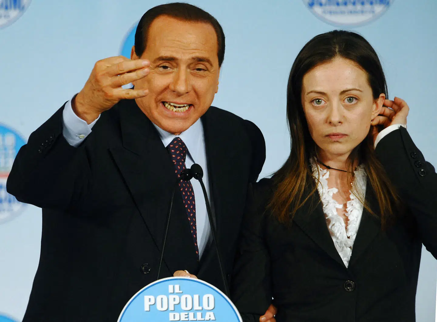 Silvio Berlusconi og Giorgia Meloni fotograferet i 2008. Den tidligere regeringsleder omtalte sin unge minister som »Snurretoppen«, og ved mindst en lejlighed kaldte han hende desuden »la zoccola« (luderen). Det var dengang.
