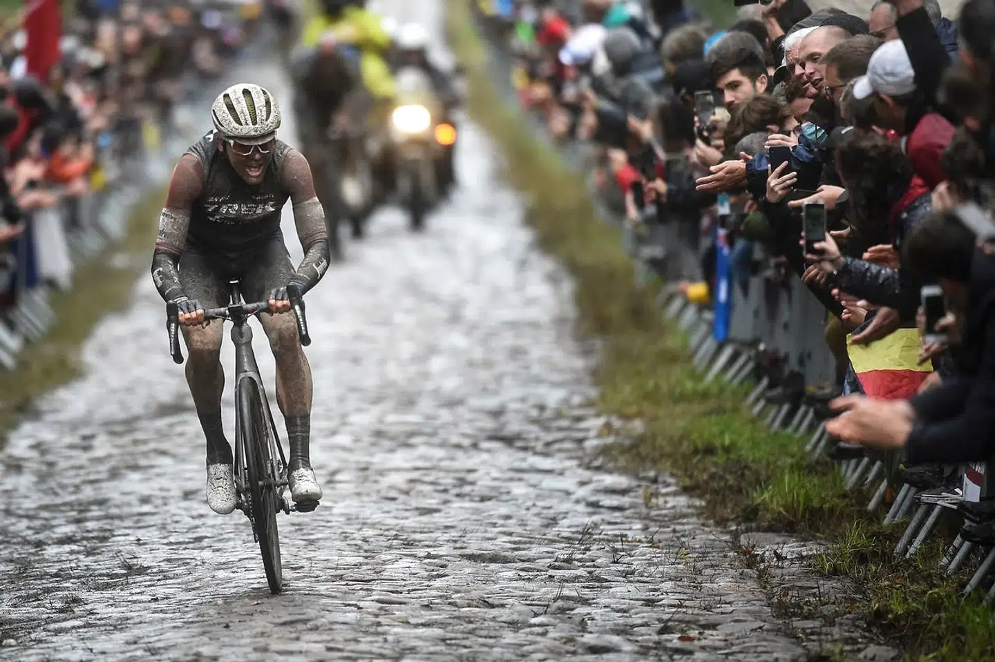 Filmskaberen Jørgen Leth kaldte endagsklassikeren Paris-Roubaix for »en forårsdag i helvede«, og ifølge cykelskribenten Brian Nygaard er løbet »en antikvitet, der bliver pakket ud hvert år«. Her ses Mads Pedersen under løbet i oktober sidste år.