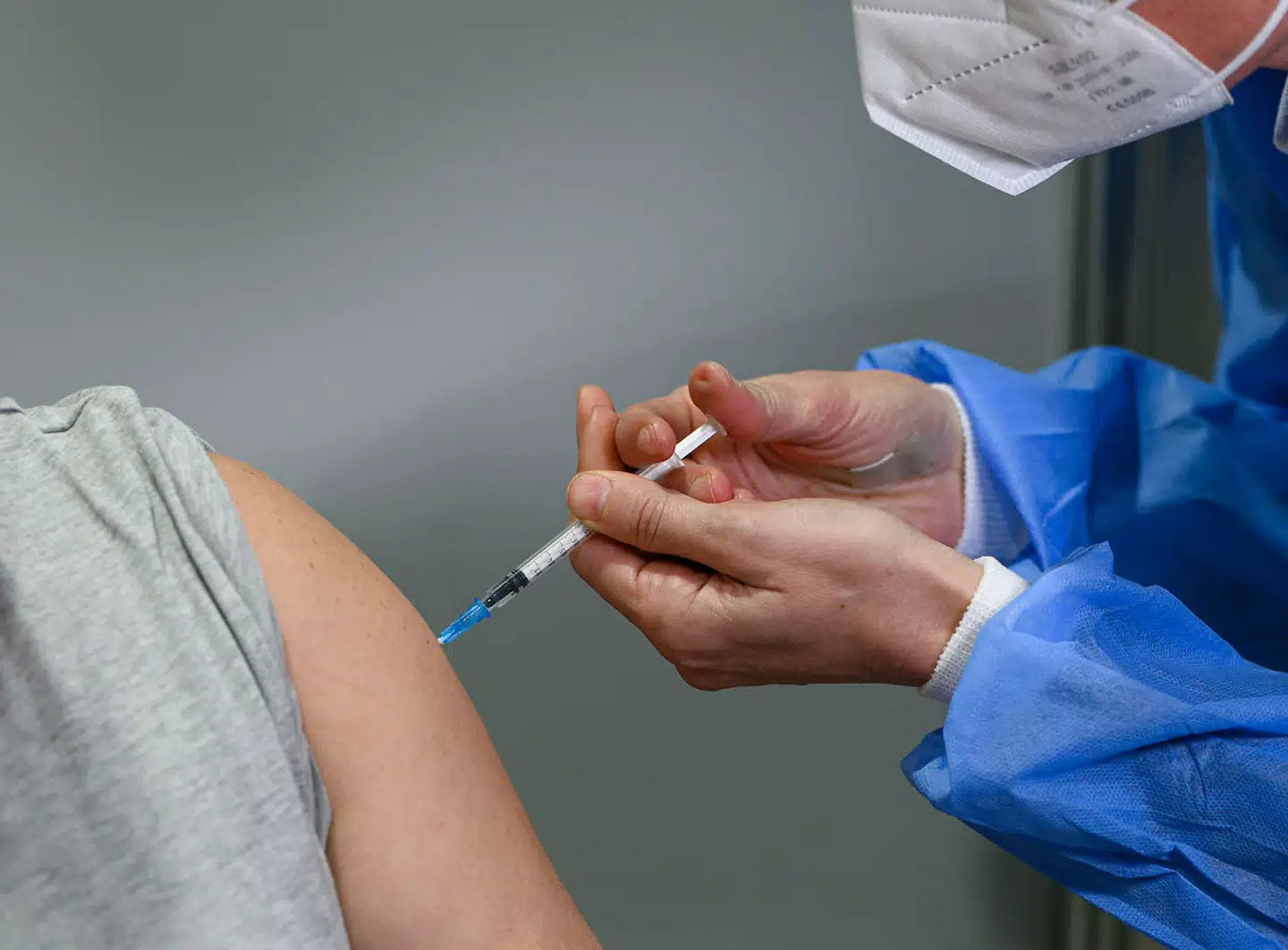 »I Sverige har man længe kunnet få det fjerde stik, men i Danmark er man af uudgrundelige årsager nødt til at vente mindst to måneder, skriver Niels Sjoegren.