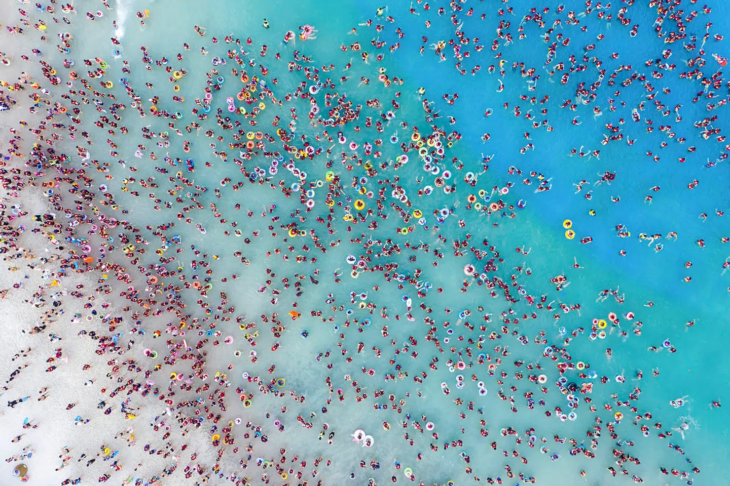 19 kinesiske byer er gået i »rød alarm« og 208 byer i »orange alarm« på grund af varmen. Myndighederne opfordrer til at foretage sig så lidt som muligt.