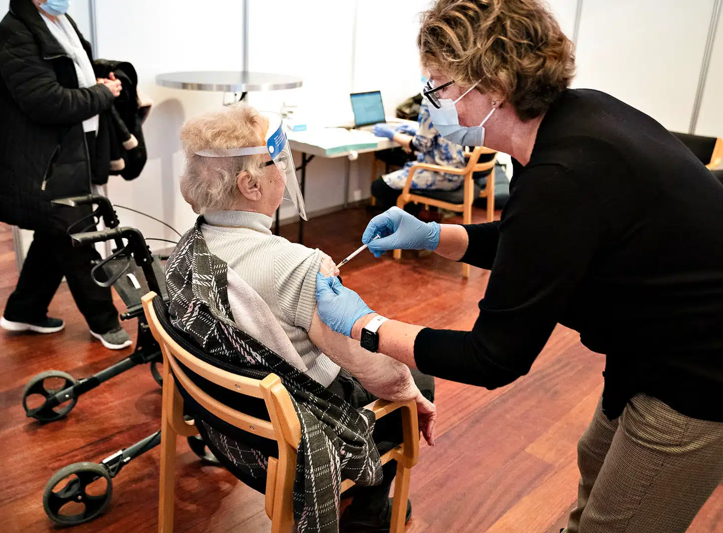 Ifølge de nyeste coronatal er der en markant stigning i smitten blandt plejehjemsbeboere, og flere plejecentre melder om udbrud. Nu er det på tide at give de ældre det fjerde stik, lyder det fra forstandere på tværs af landet. (Arkivfoto).