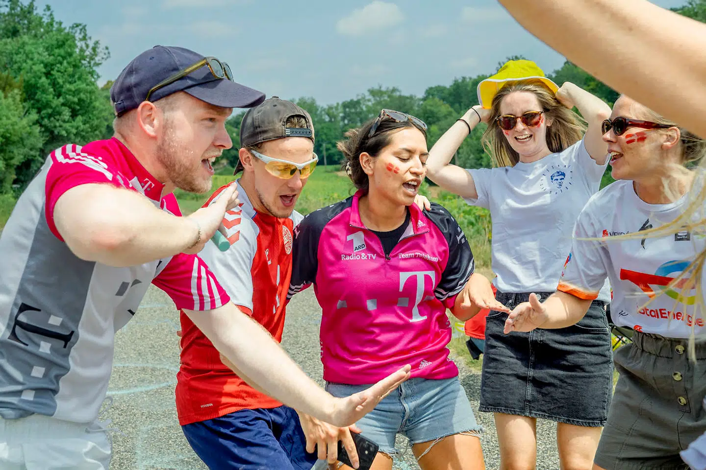 17 venner fra Danmark har fulgt Touren fra en villa i Frankrig de sidste to uger.