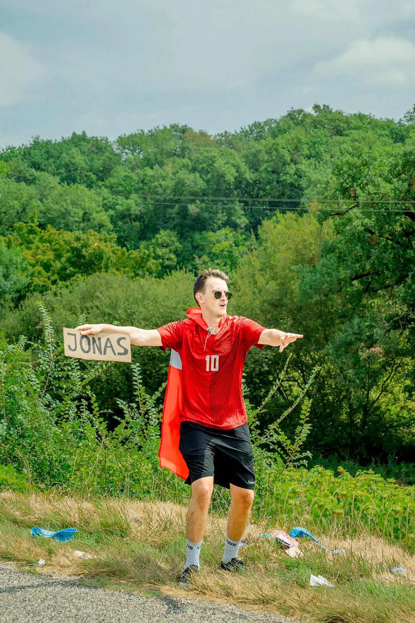 Med de danske fodboldstjerner på ryggen, hepper vennerne nu på de danske cykelstjerner.