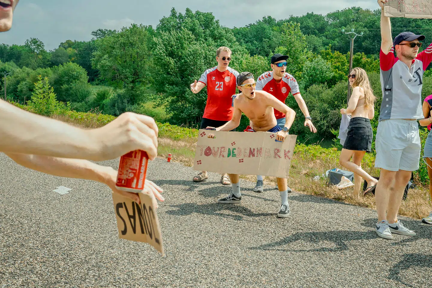De 17 danskere tiltrækker sig opmærksomhed, hver gang nogen passerer strækningen langs solsikkemarken.