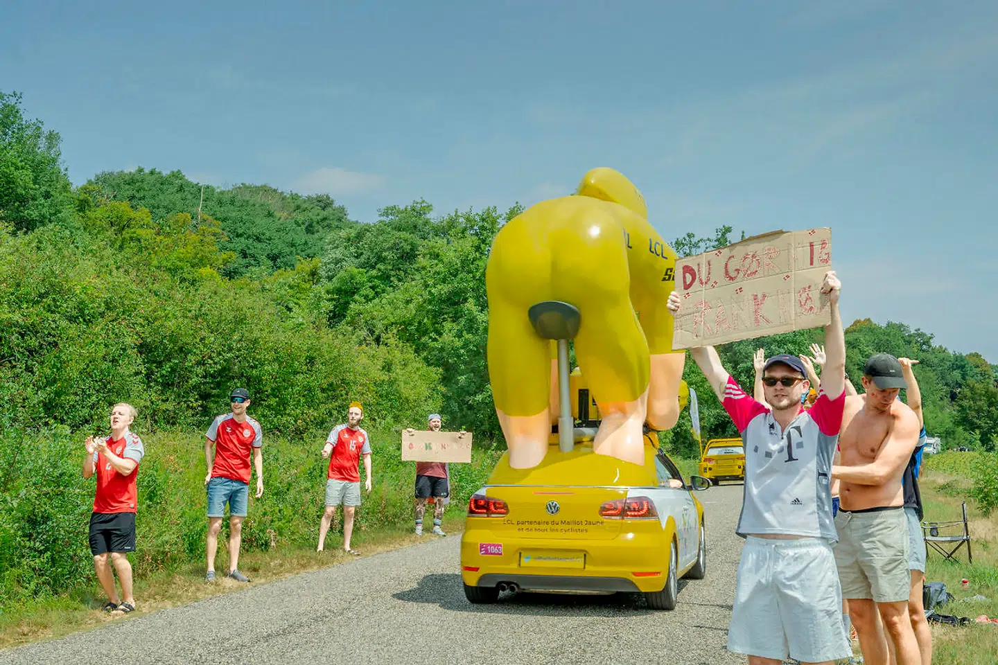 Danskerne høster både opmærksomhed og uanede mængder mere eller mindre brugbart merchandise forud for torsdagens 19. etape.