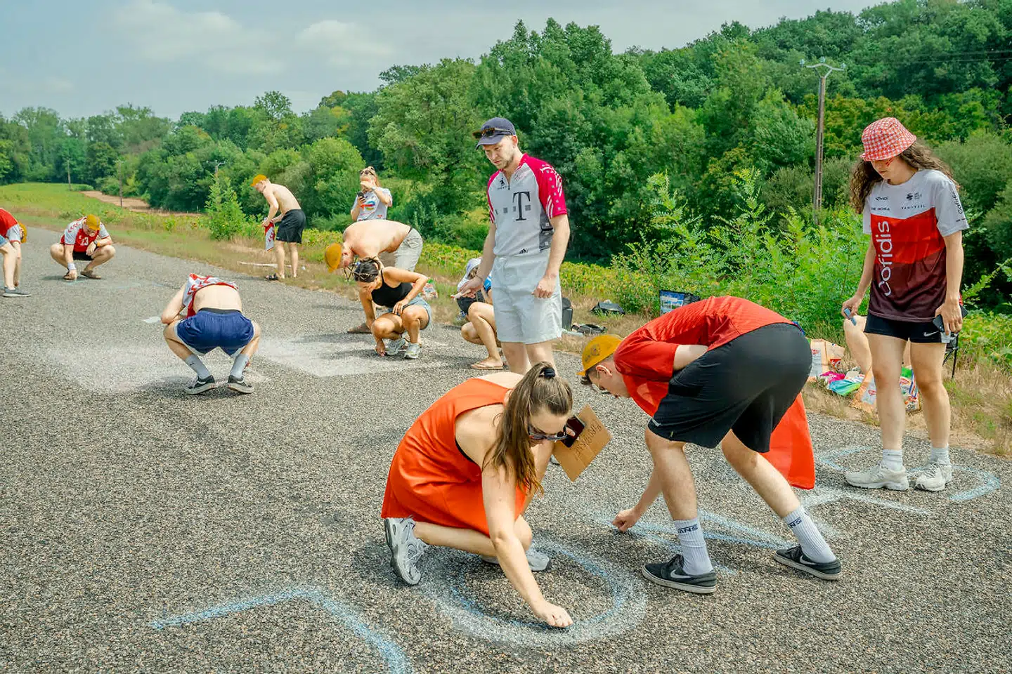 Dannebrog og »Jonas« bliver kridtet op på landevejen i Saint-Clar.
