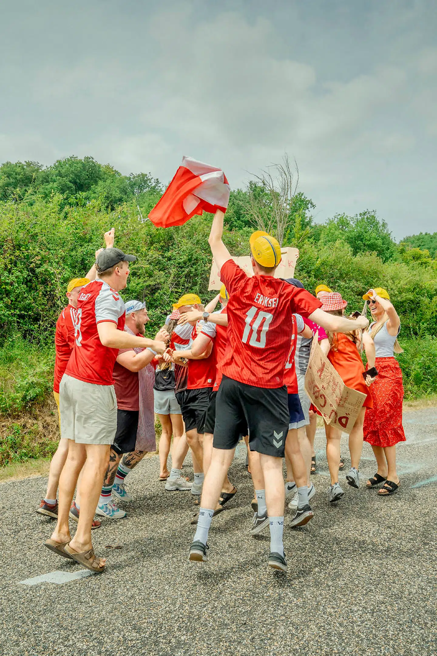 De 17 danskere samles i en lykkerus midt vejen, da sidste rytter har passeret dem.