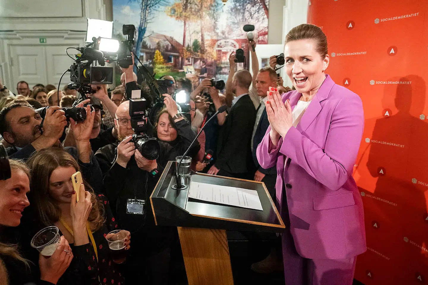 »Vi ved jo alle, hvad et politikersvar er. Det er de svar som politikere giver, når de ikke kan eller vil eller ønsker at svare på et givet spørgsmål. Det er en særlig disciplin, som vores statsminister er ekspert i,« skriver Anne Sofie Allarp.