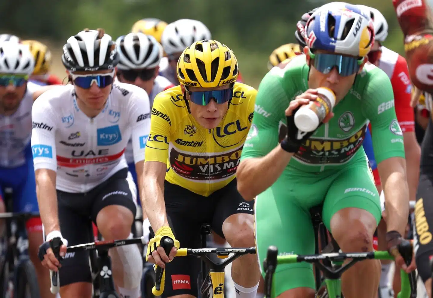 Det er efterhånden næsten kun op til Jonas Vindegaard selv, om han vinder Tour de France. Her ses han i gult under 19. etape.