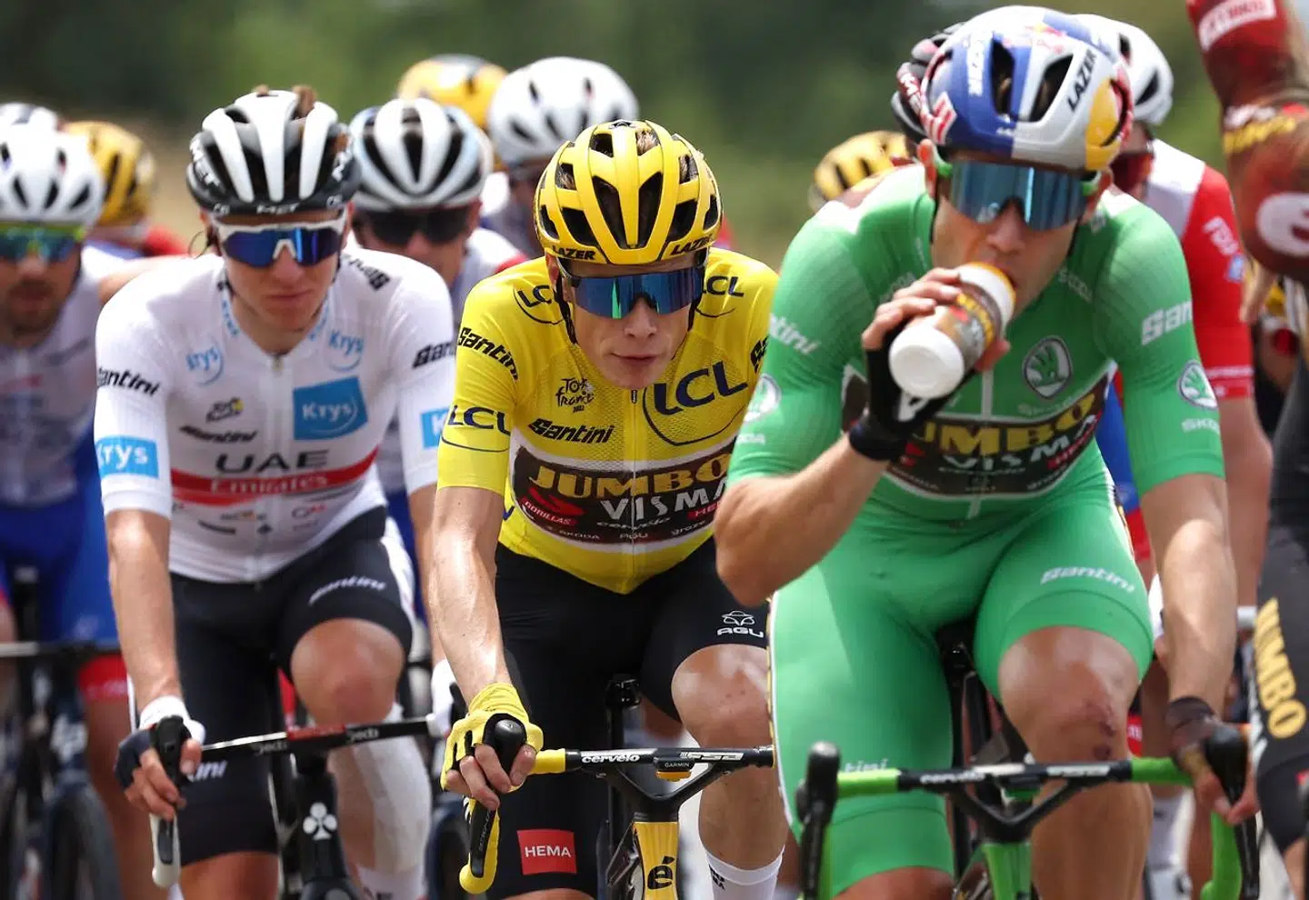 Det er efterhånden næsten kun op til Jonas Vindegaard selv, om han vinder Tour de France. Her ses han i gult under 19. etape.