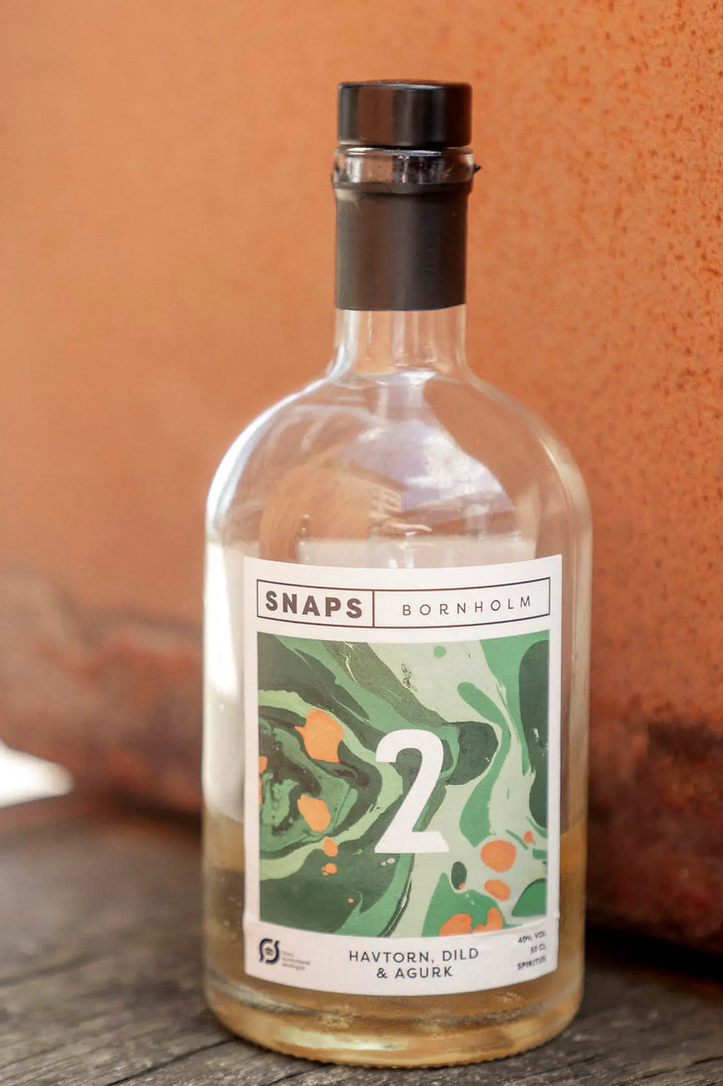 Snaps No 2 fra Bornholm med dild, havtorn og agurk står perfekt til en stegt rødspætte.