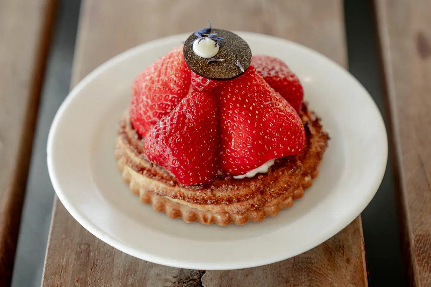 Jordbærtærten var flot, og cremen var frisk og lækker, men bunden virkede en anelse træt.