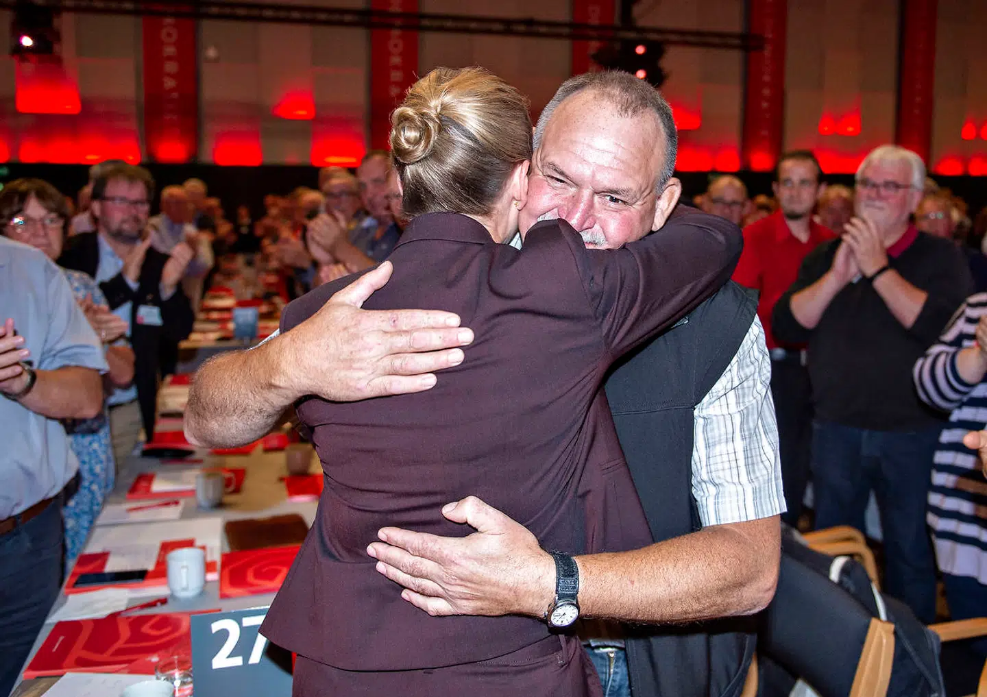 Statsminister Mette Frederiksen (S) krammede i 2019 bryggeriarbejderen Arne Juhl, der blev Socialdemokratiets ansigt på retten til tidlig pension.