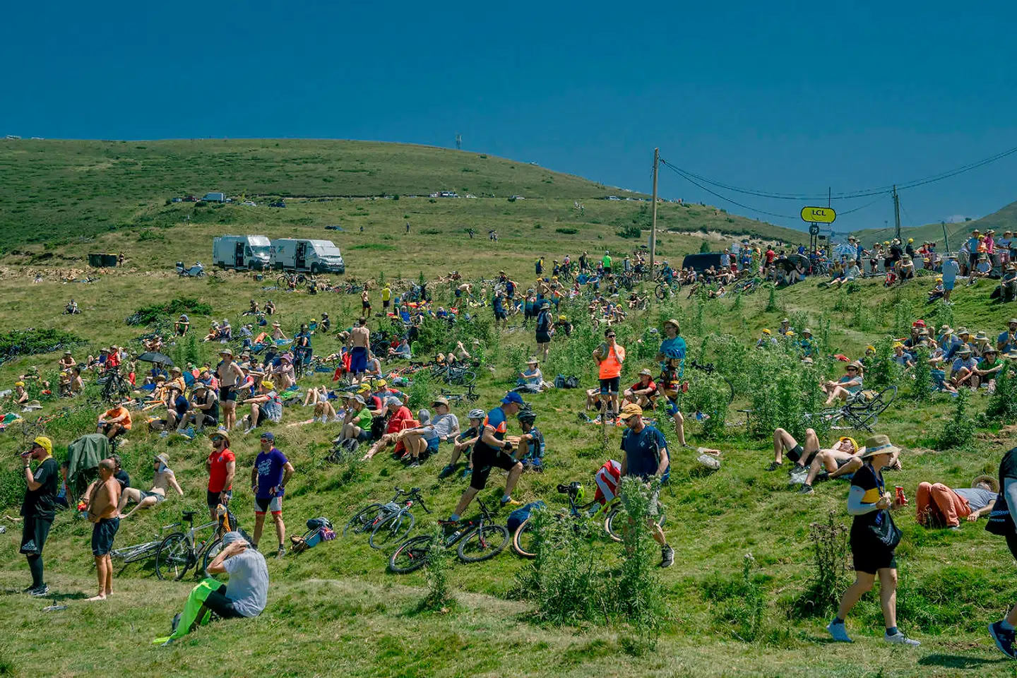 Dagens mange tilskuere har taget opstilling rundt omkring i bjerggræsset forud for onsdagens etape.