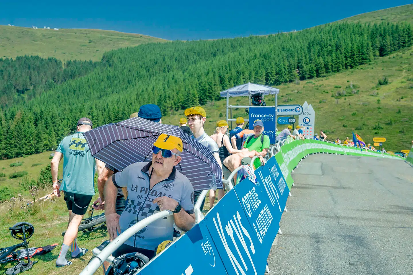 Efter de har tilbagelagt mere end 130 kilometer, skal rytterne kæmpe sig op ad bjerget i mere end 26 graders varme.