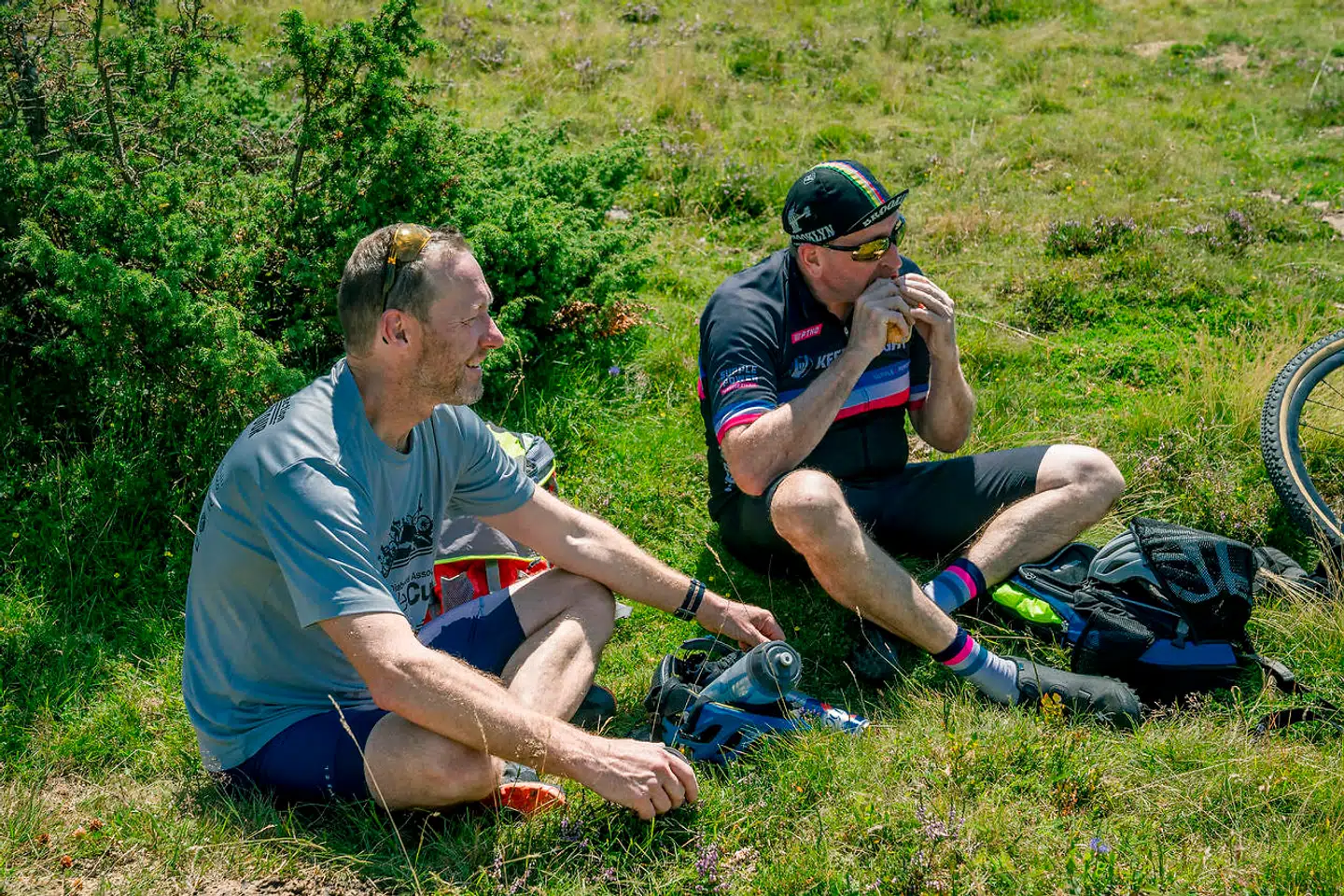 Amerikanerne Chris og Peter tror på, at danskeren i den gule trøje kan nå hele vejen til øverste plads på podiet i Paris. Ligesom Bjarne Riis i sin tid gjorde det.