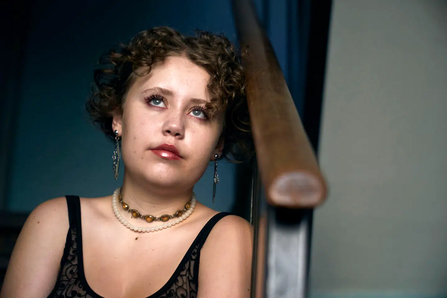 16-årige Selma de Montgomery har trods sin unge alder været en del af klimadebatten siden før seneste valg. Efter mere end tre års intense forsøg på at råbe politikerne op, mener hun ikke, at de hører ordentligt efter. I stedet føles det, som om hun og de andre klimaaktivister råber under vand.