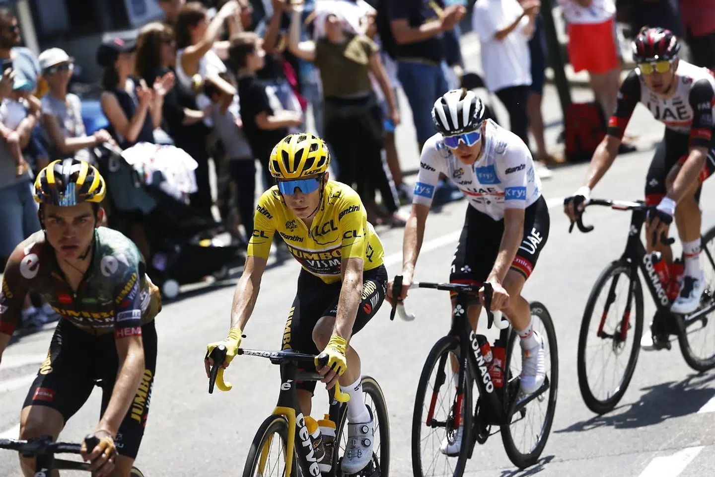 På den sidste Pyrenæer-etape skulle cykelrytterne over tre store stigninger fra Lourdes til Hautacam. På billedet ses den danske rytter Jonas Vingegaard i den gule førertrøje og den slovenske rytter Tadej Pogacar fra Team UAE.