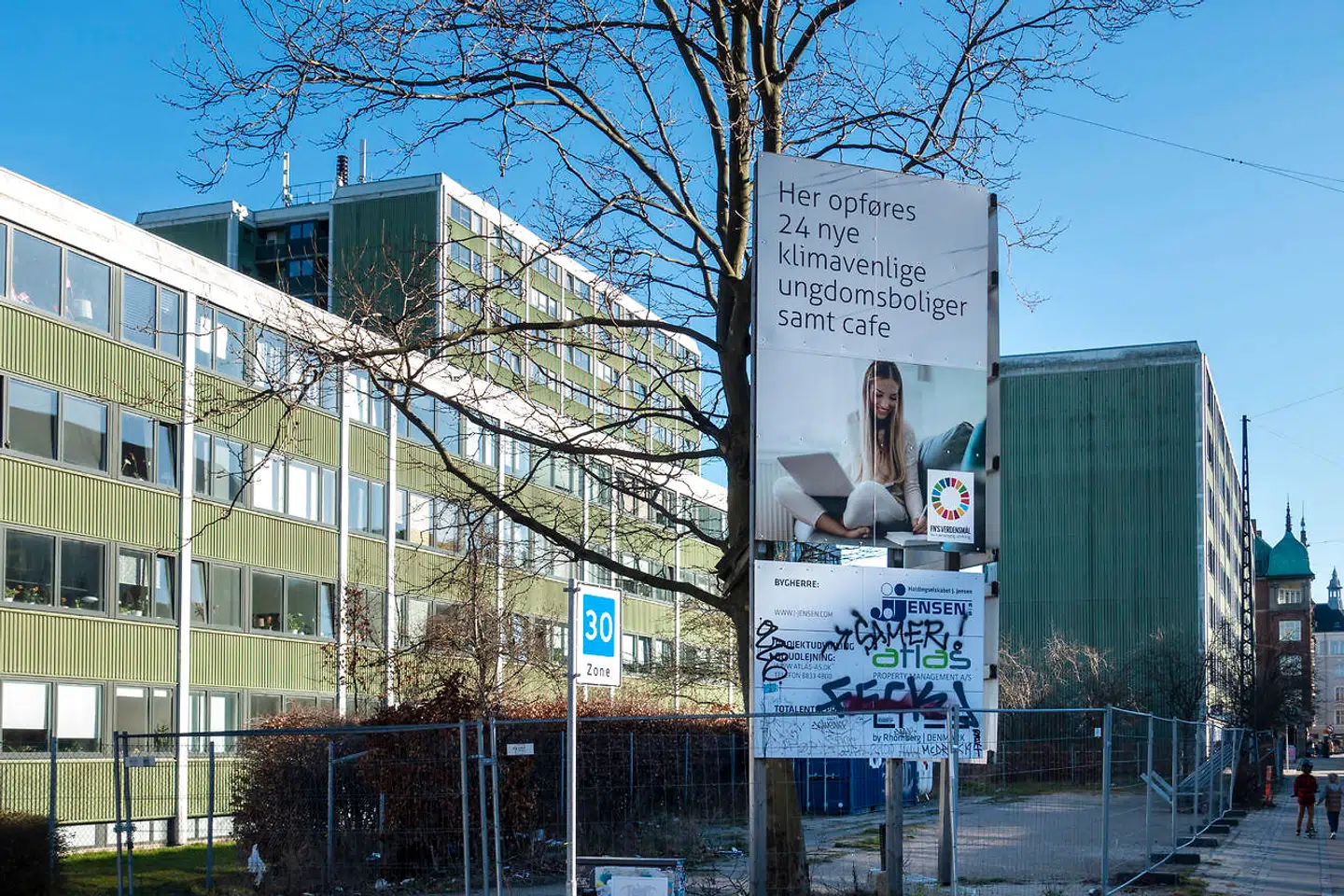 Det er planen, at der skal gøres plads til 24 studerende i det seks etager høje træhus, når engang det står færdigt på denne byggegrund.