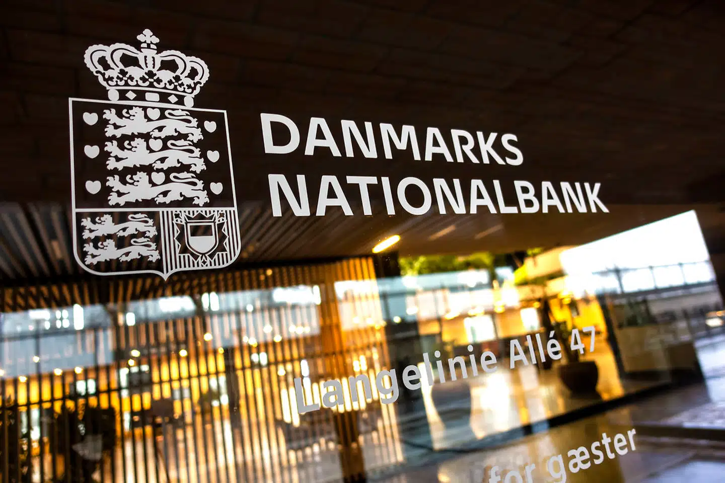 Danmarks Nationalbank er netop fulgt i kølvandet på Den Europæiske Centralbank, ECB, og har hævet renten med 0,50 procentpoint, så den kommer op på -0,10 procent. Sydbank mener, at hvis ECB sætter renten yderligere op til september kan det betyde farvel til de negative renter hos Danmarks Nationalbank.