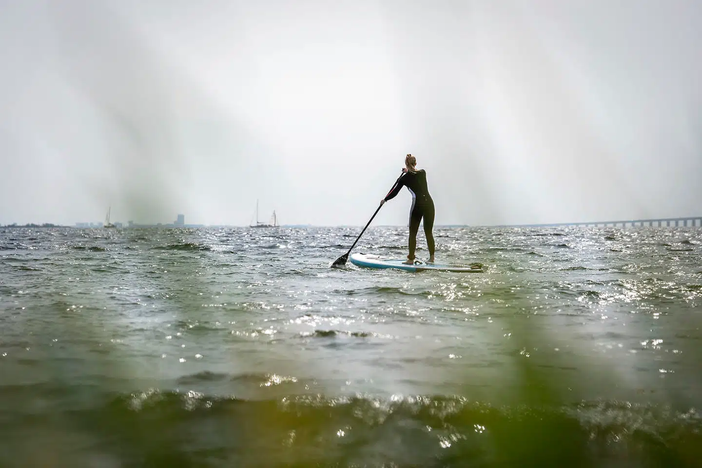 Flere og flere er begyndt at stå på standup Paddle de seneste år, men ikke alle har helt styr på teknikken. I hvert fald skulle flere onsdag reddes op af vandet på Hornbæk strand.