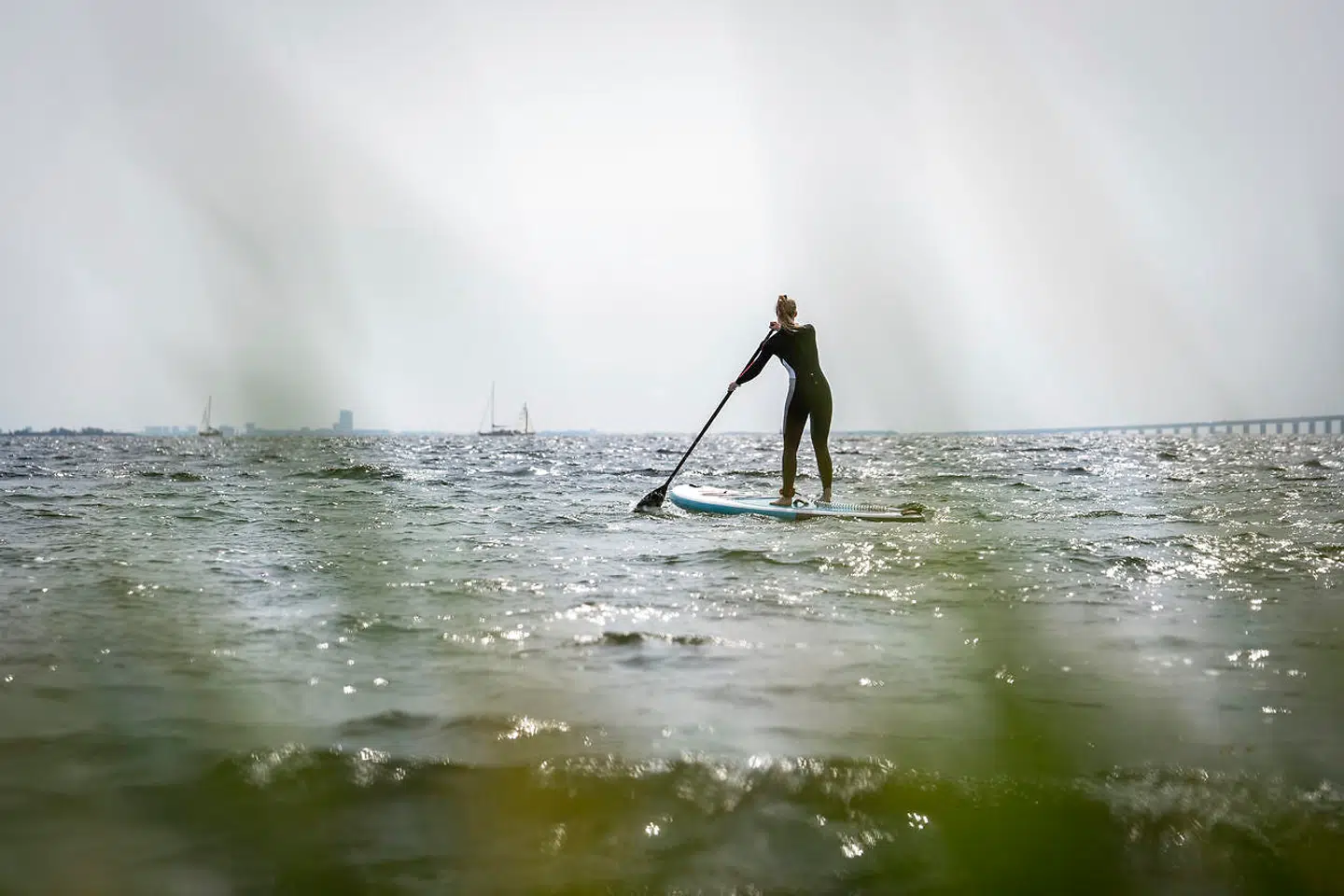 Flere og flere er begyndt at stå på standup Paddle de seneste år, men ikke alle har helt styr på teknikken. I hvert fald skulle flere onsdag reddes op af vandet på Hornbæk strand.