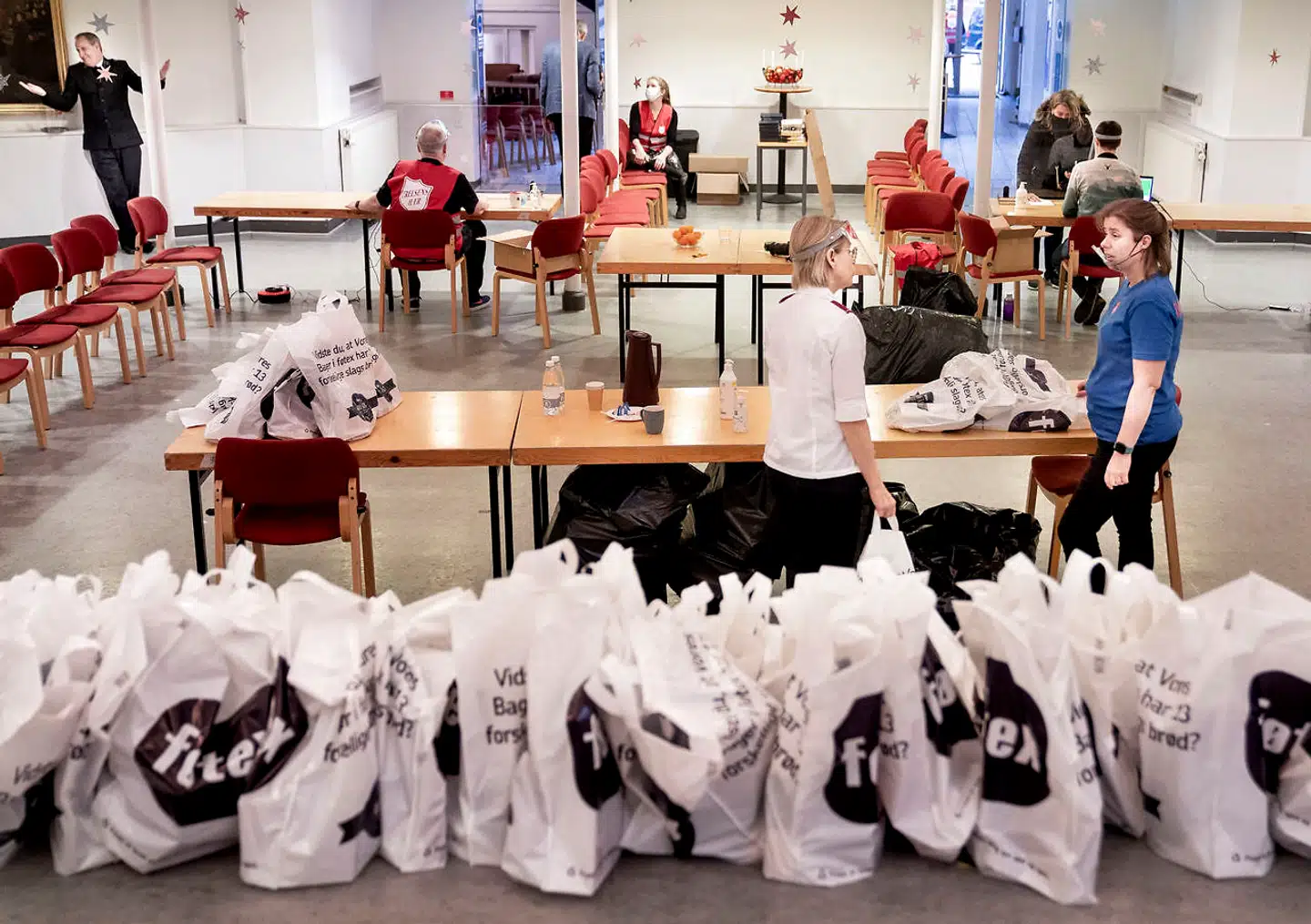 »Fattigdom er at være afskåret fra mange af de ting og aktiviteter, som næsten alle opfatter som selvfølgelige,« skriver Socius. Billedet er fra Frelsens Hærs julehjælpsuddeling på Frederiksberg.