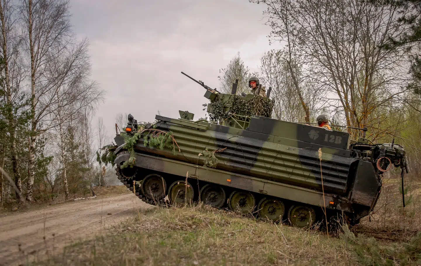 Dansk M113-pansret mandskabsvogn under en øvelse i Letland i 2018. Danmark har sendt 54 af slagsen til Ukraine.