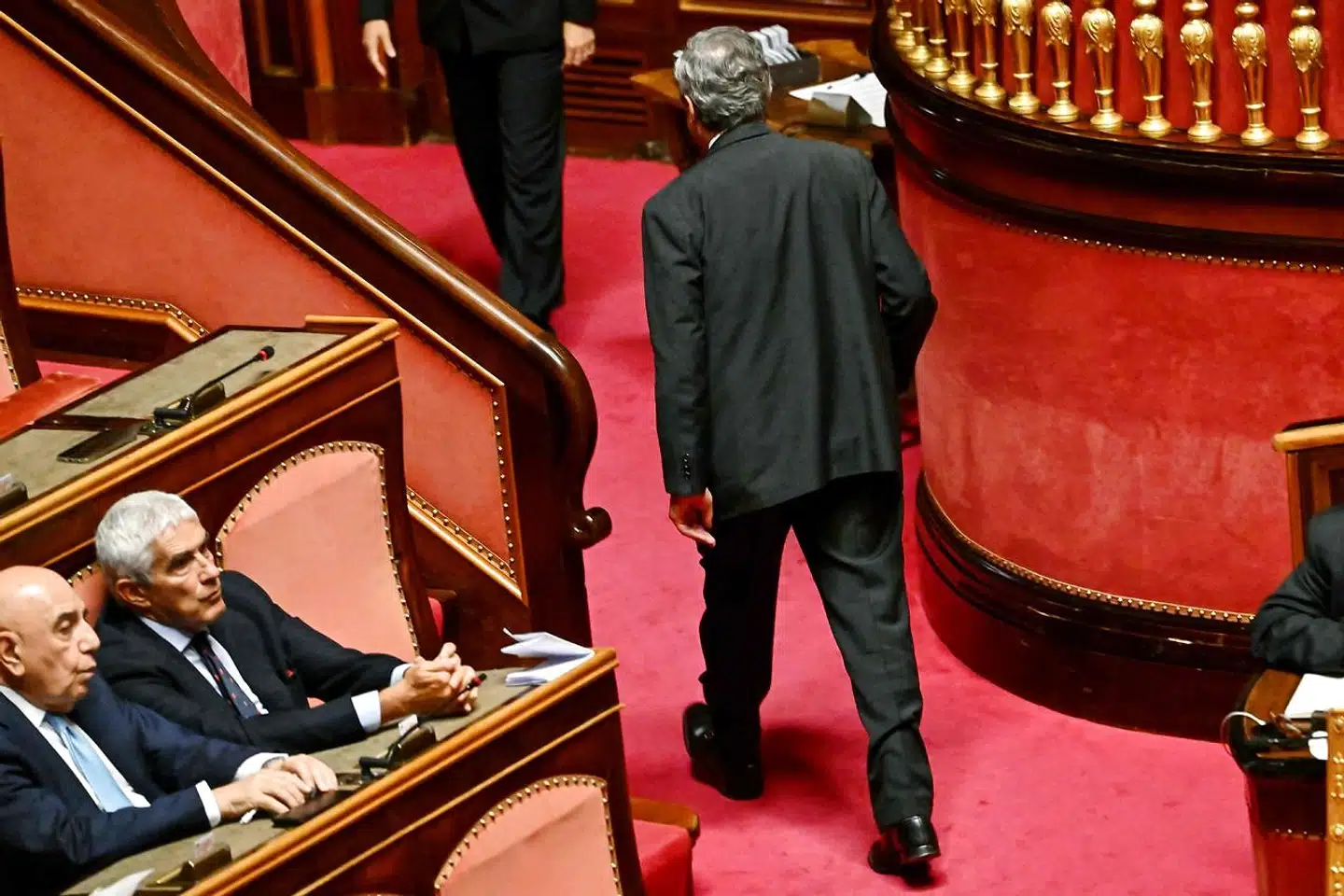 Snart tidligere premierminister Mario Draghi forlader salen under onsdagens debat i det italienske senat.