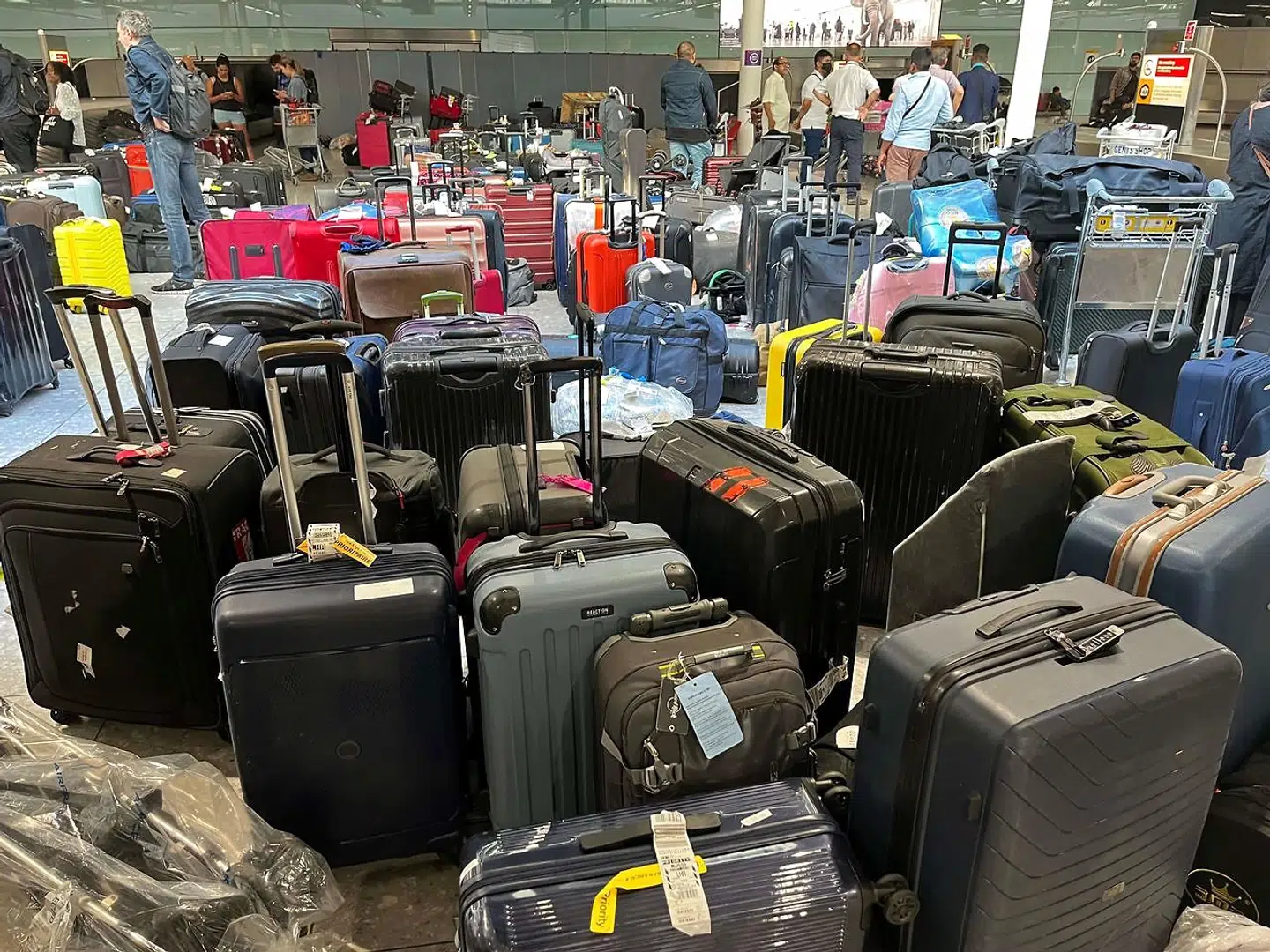 Heathrow er oversvømmet med strandede kufferter.