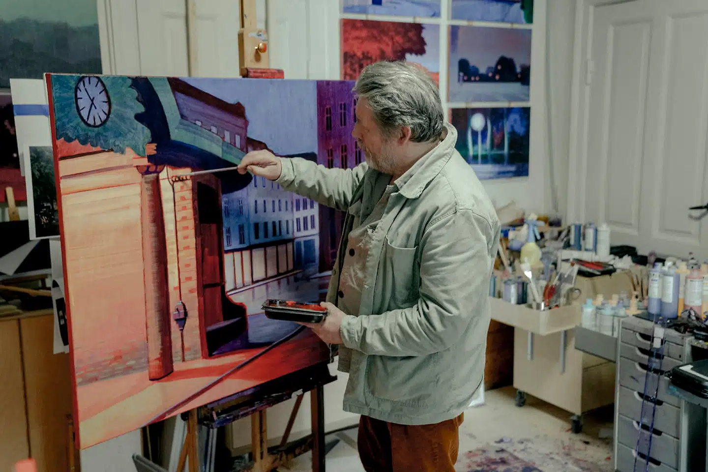 Simon Bang er ud af en kunstnerfamilie og har i mange år tegnet storyboards til danske film. Nu er han kunstmaler på fuld tid.