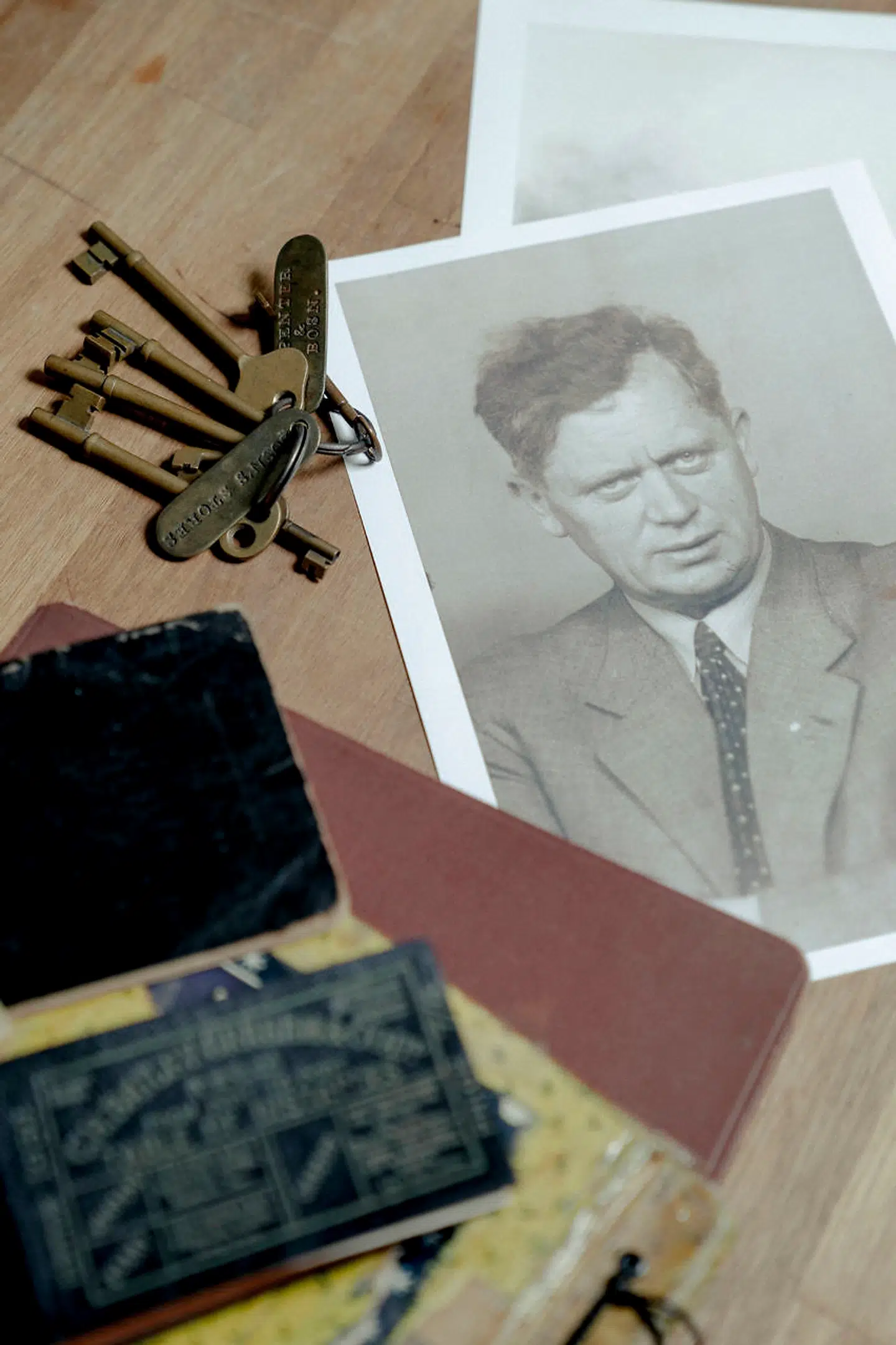 Genstande fra kaptajn Knud Goths skibskiste. Nøglerne er fra Første Verdenskrig, da Knud Goth sejlede med et norsk skib, som blev sænket. Fotografiet er af Knud Goth selv.