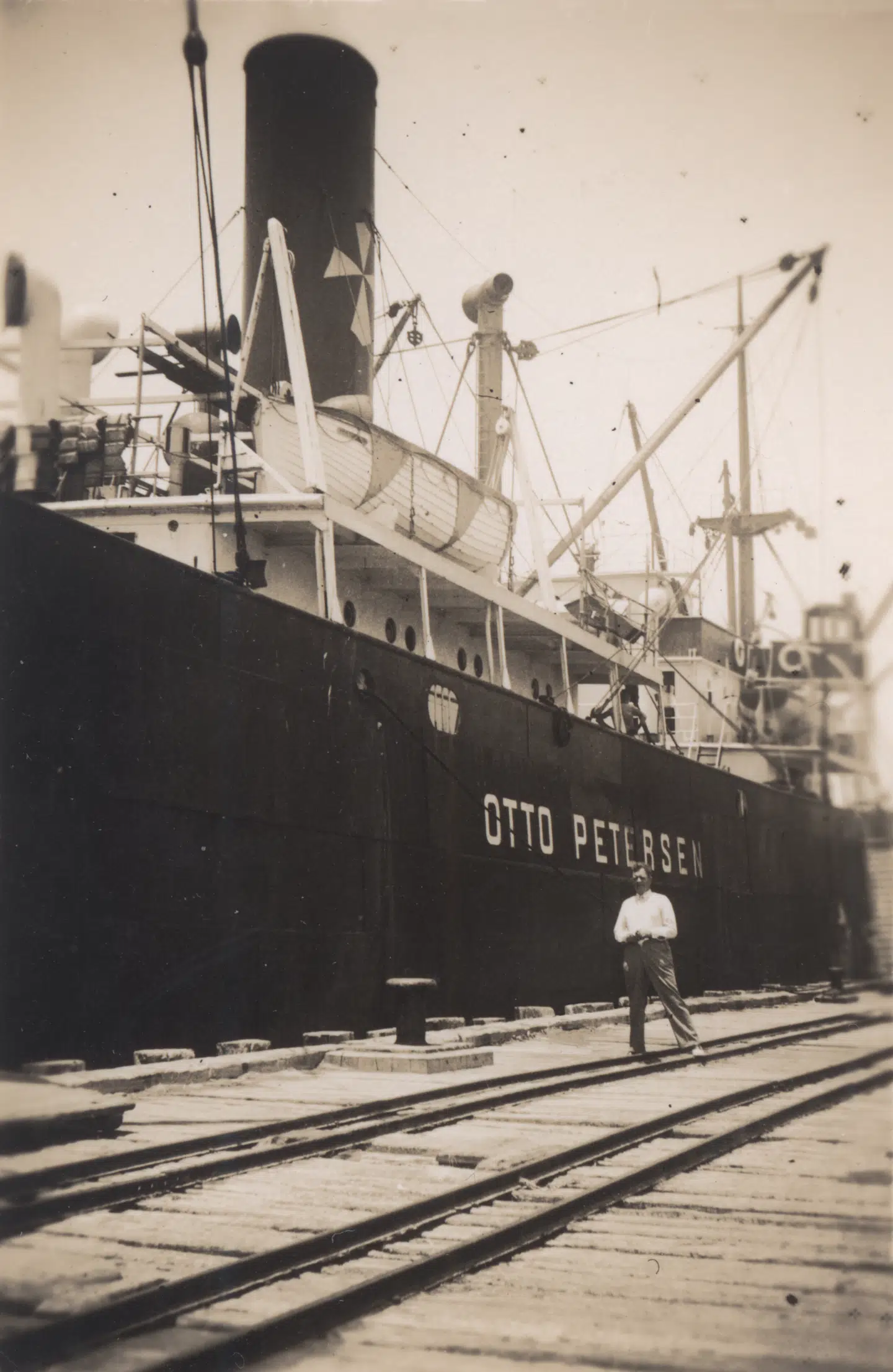Knud Goth foran sit elskede skib, »Otto Petersen«. Foto: Simon Bangs privatarkiv