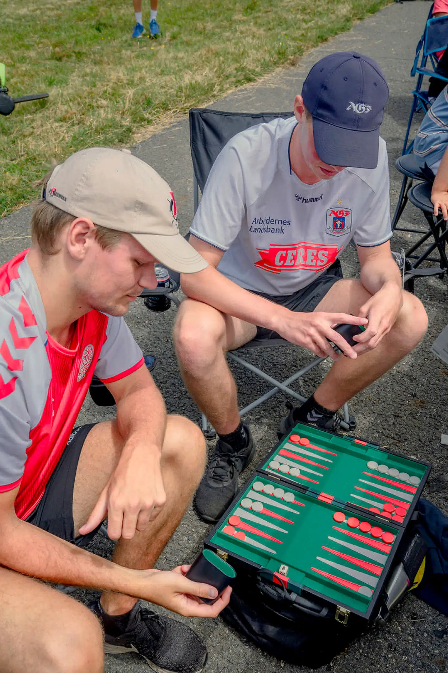 De danske tilskuere var mødt tidligt op til onsdagens bjergetape. Ventetiden kræver et slag backgammon.