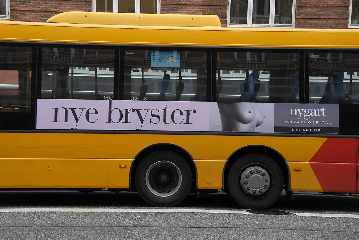 Skønhedsklinikken Nygart reklamerede i mange år for brystoperationer på københavnske busser – i øvrigt med et billede af et sæt ikkeopererede bryster. Men en reklame for en københavnsk stripklub helt uden billeder er nu blevet afvist.