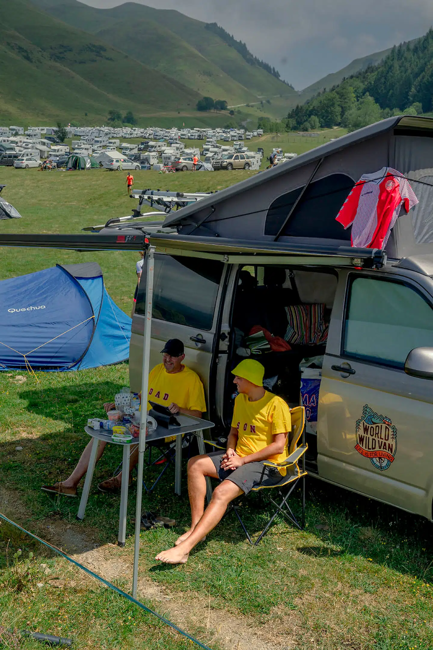 Omkring 100 autocampere har fundet vej til bjergskråningen på Peyragudes, hvor Mikkel og Malthe har slået sig ned i første række, lige i vejkanten.