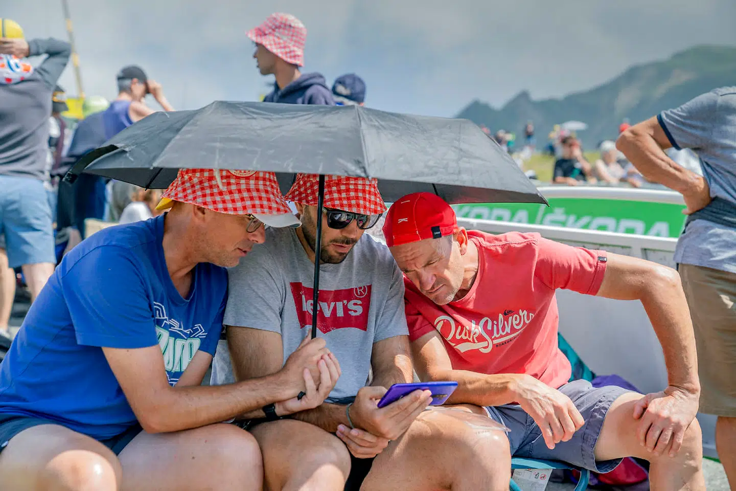 Etapen bliver nøje fulgt på telefonerne, før rytterne når frem til målstregen.