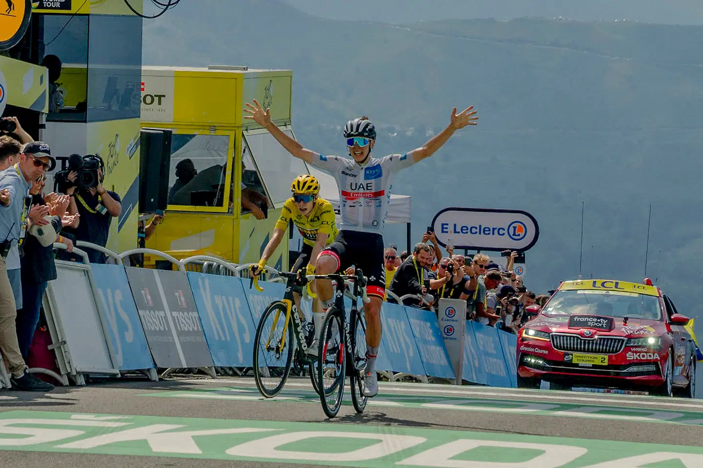 Slovenske Tadej Pogacar tog sejren lige for næsen af Jonas Vingegaard på 17. etape af Tour de France.