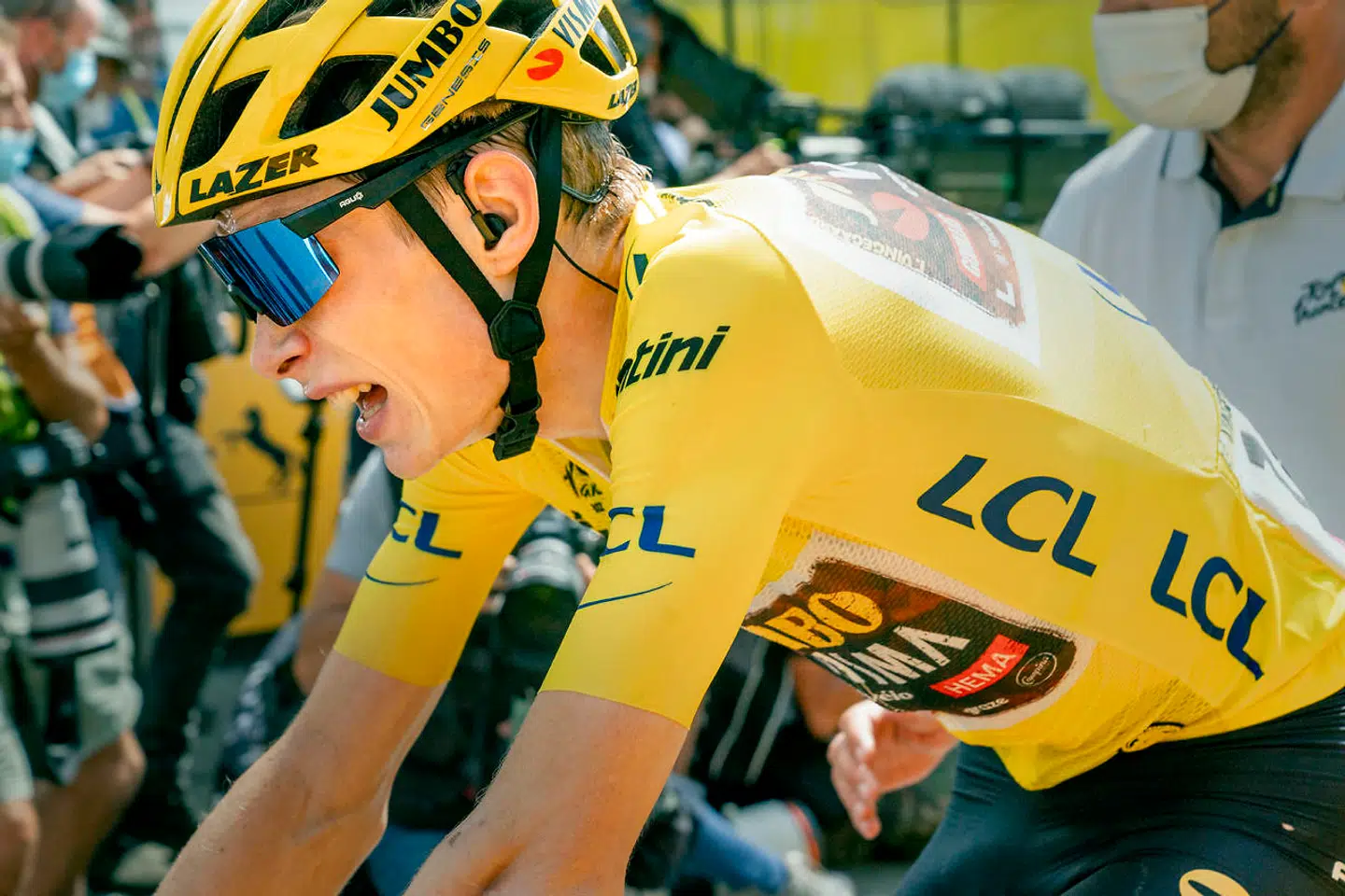 Danske Jonas Vingegaard beholdt dog sin gule førertrøje og er nu endnu en dag tættere på at kunne stille sig øverst på podiet, når Tourens vinder skal kåres på søndag.