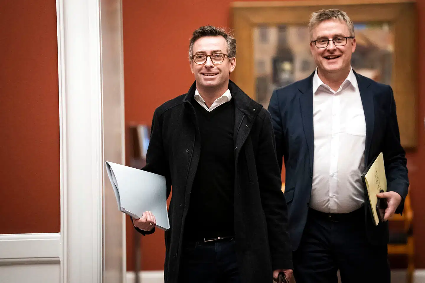 Jacob Jensen (th.) mente, at det gav god mening at afskaffe Arne-pensionen. Mindre end et døgn senere bliver han undsagt af hele sit parti, Venstre. Hans Andersen (tv.) forsvarer nu, hvorfor retten alligevel skal bibeholdes. Arkivfoto: Ida Marie Odgaard/Ritzau Scanpix