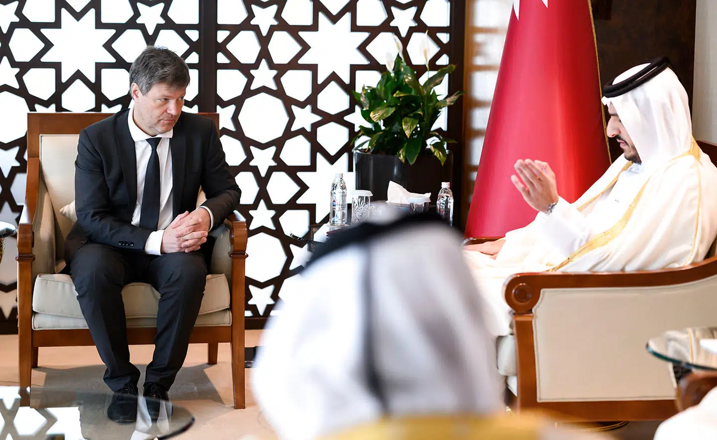 Minister for økonomi og klimabeskyttelse Robert Habeck ville som leder af De Grønne sætte kursen for et tysk opgør med fossile brændstoffer. I stedet så han sig i marts i år nødsaget til at besøge arabiske lande for at bede om hjælp til at dække Tysklands energibehov.