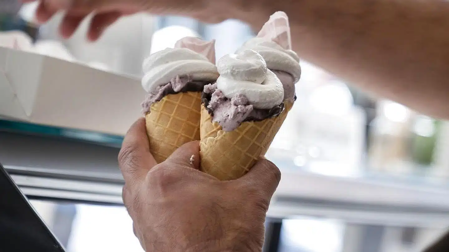 Der bliver langet isvafler i massevis over disken i disse dage. Men den høje inflation rammer danskernes optimisme.