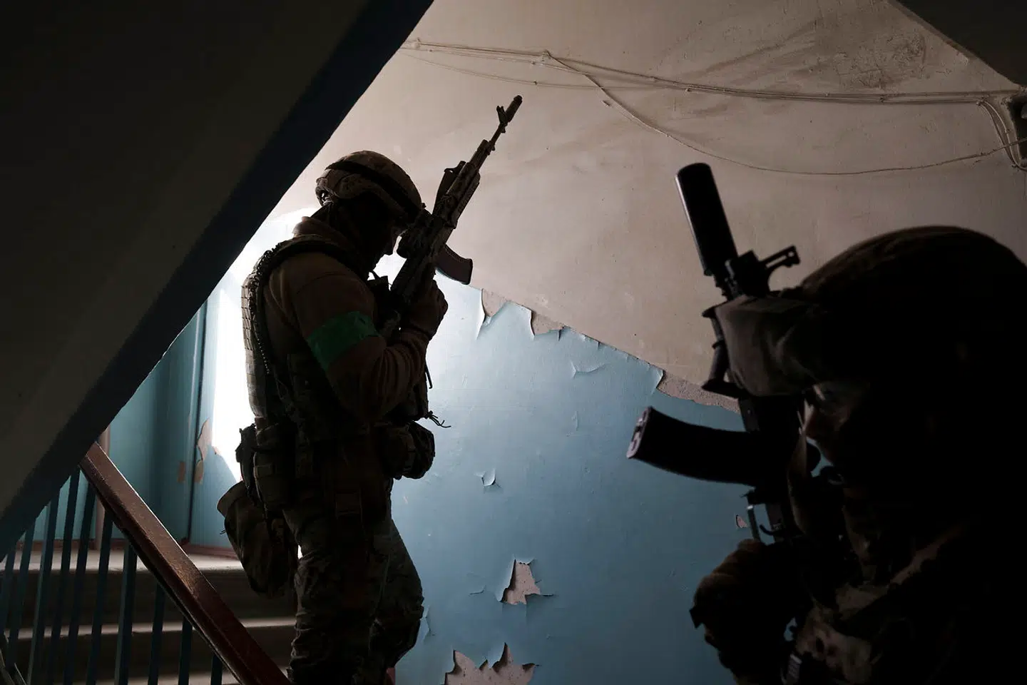 Præsident Zelenskyj har fyret sin gamle ven som chef for sikkerhedstjenesten SBU efter en stribe afsløringer af russiske »muldvarpe« dybt inde i landets sikkerhedsagenturer. Her ses en kontraspionageoperation i Kharkiv i april.