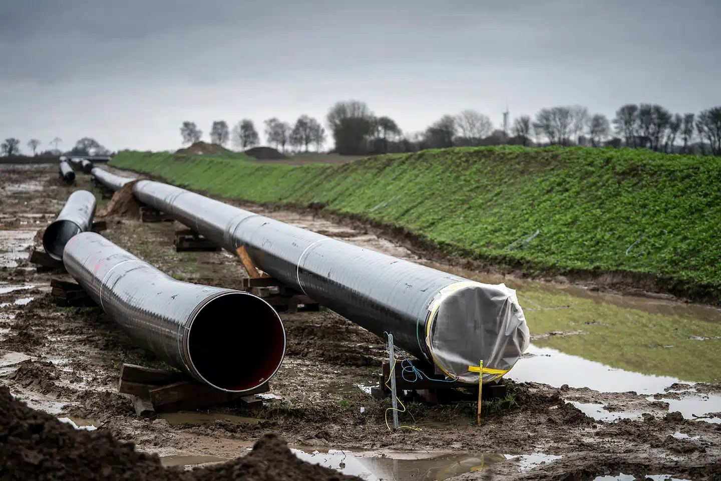Baltic Pipe, som her er ved at blive gravet ned mellem Faxe og Næstved, går hele vejen fra Norge til Polen gennem Danmark. Rørledningen vil fra oktober i år kunne transportere ti milliarder kubikmeter gas årligt fra de norske gasfelter i Nordsøen gennem Danmark og videre til Polen. Gasledningen skal være med til at mindske europæisk afhængighed af russisk gas. Men det er ikke nok i den nuværende krigssituation. Derfor er EU-Kommissionen på vej med en plan.