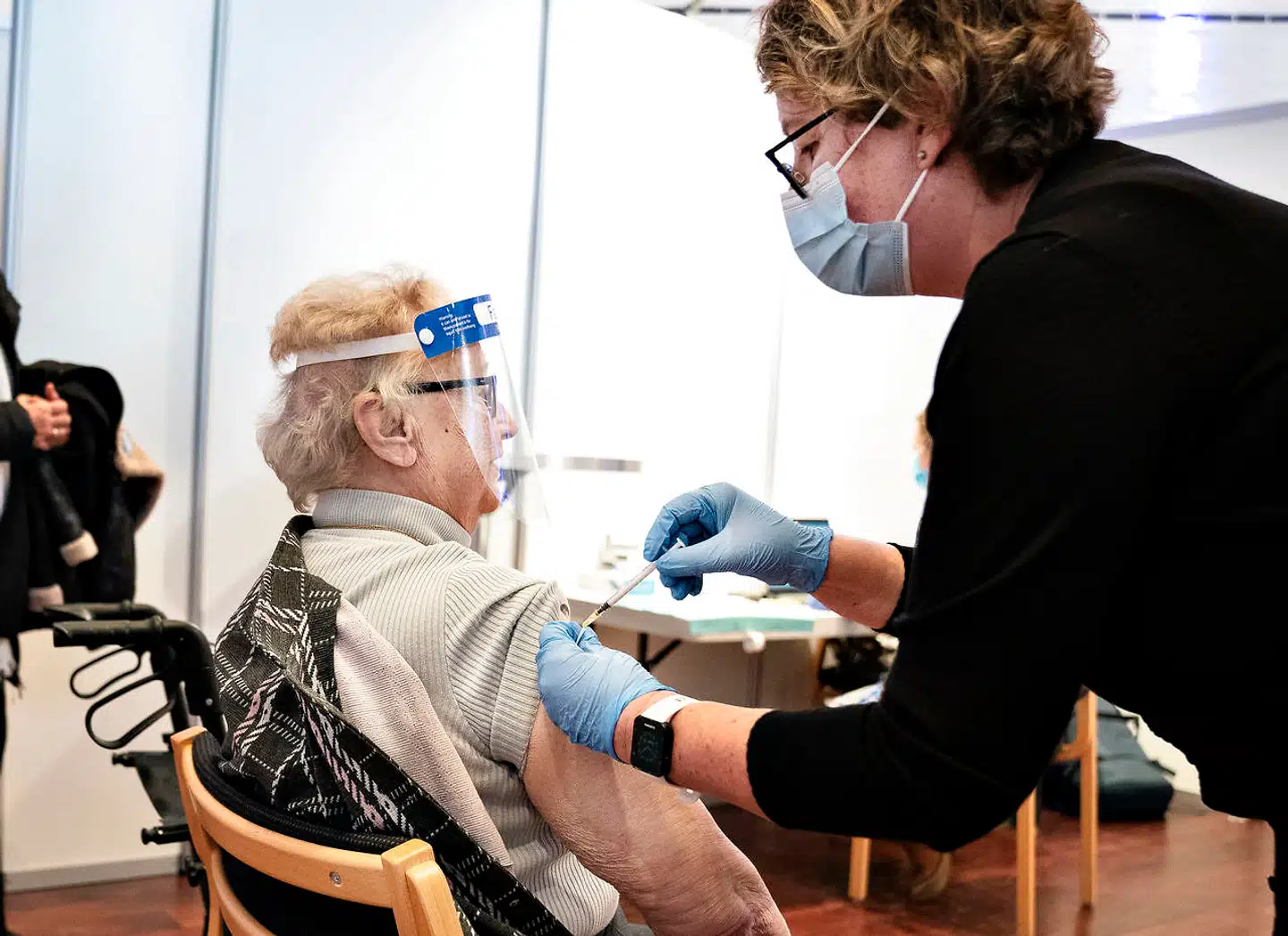 »Se så at komme i gang med det fjerde stik til de udsatte plejehjemsbeboere,« skriver Ole P. Kristensen i denne leder.