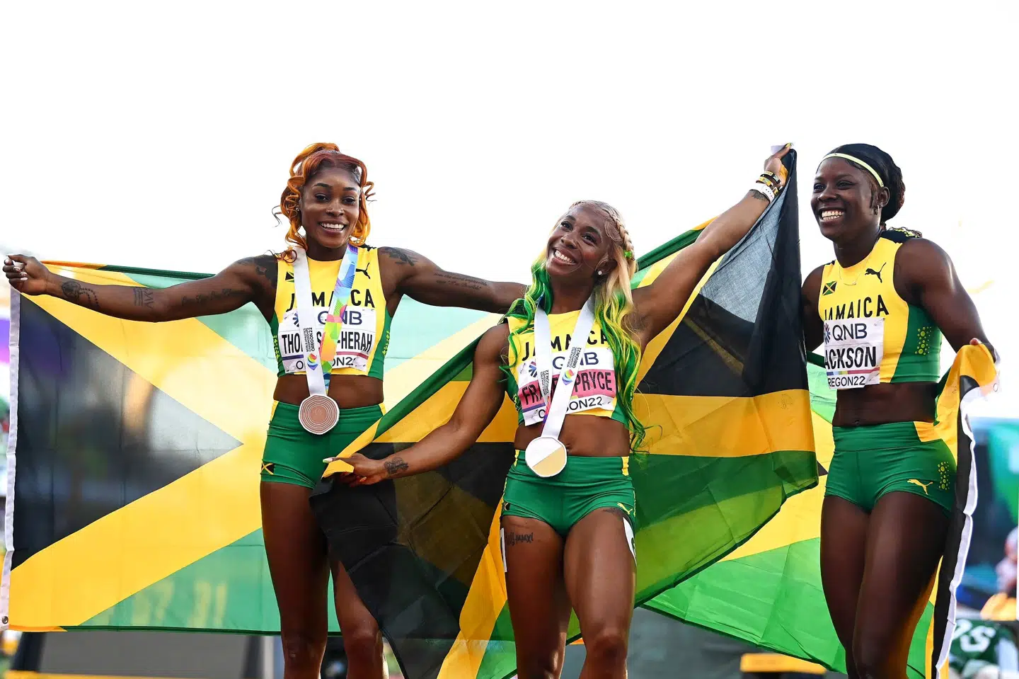 De tre jamaicanske løbere, Elaine Thompson-Herah (til venstre), Shelly-Ann Fraser-Pryce (i midten) og Shericka Jackson vandt henholdsvis bronze, guld og sølv ved kvindernes 100-meter-løb til VM i atletik i Eugene i den amerikanske stat Oregon. Hannah Peters/Ritzau Scanpix