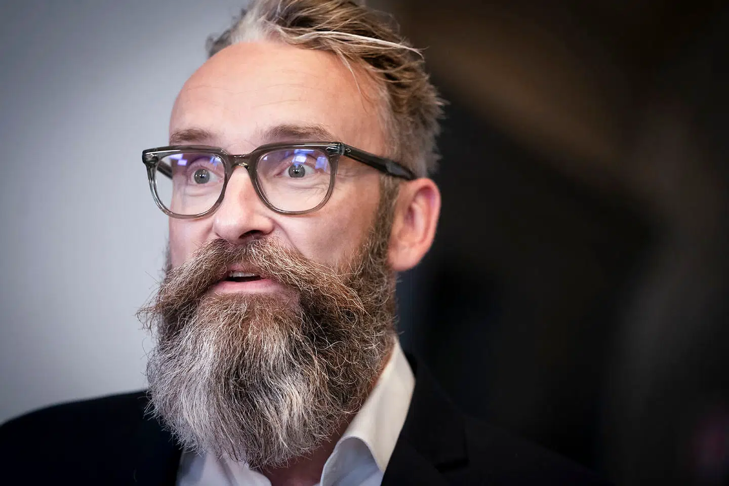 Liberal Alliances Ole Birk Olesen mener, at den siddende regering er så »vanvittig«, at man har vænnet sig til sager som denne, hvor Barbara Bertelsen skal være med til at ansætte en ny direktør i Medarbejder- og Kompetencestyrelsen. En styrelse, der skal afgøre hendes skæbne.