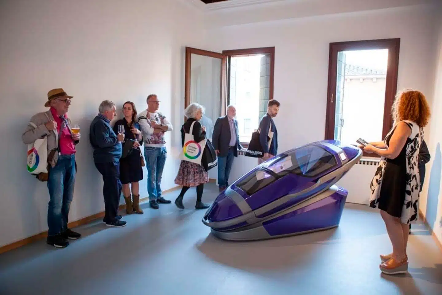 »Produktet hedder The Sarco – for sarkofag. Det kan transporteres lige hen til det sted, hvor man vil give slip på livet,« skriver Dorte Toft. The Sarco har vakt opsigt og ikke kun i debatten om assisteret selvmord, men også på designmuseer. Her er det Venice Design 2019. PR-foto