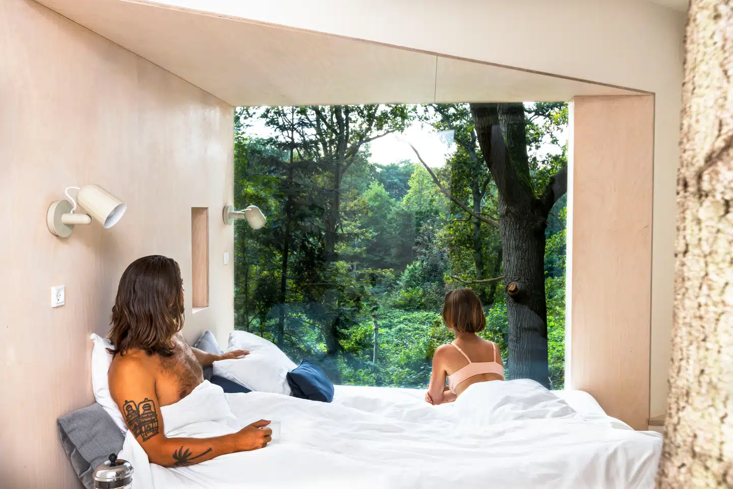 Instagram er rig på rejsebloggere som parret bag danske TheTravelBook, der her ses under et ophold i trætophytten Løvtag i Himmerland. Et af parrets billeder fra hytten blev efterfølgende delt på turistorganisationen VisitDenmarks profil på det sociale medie.